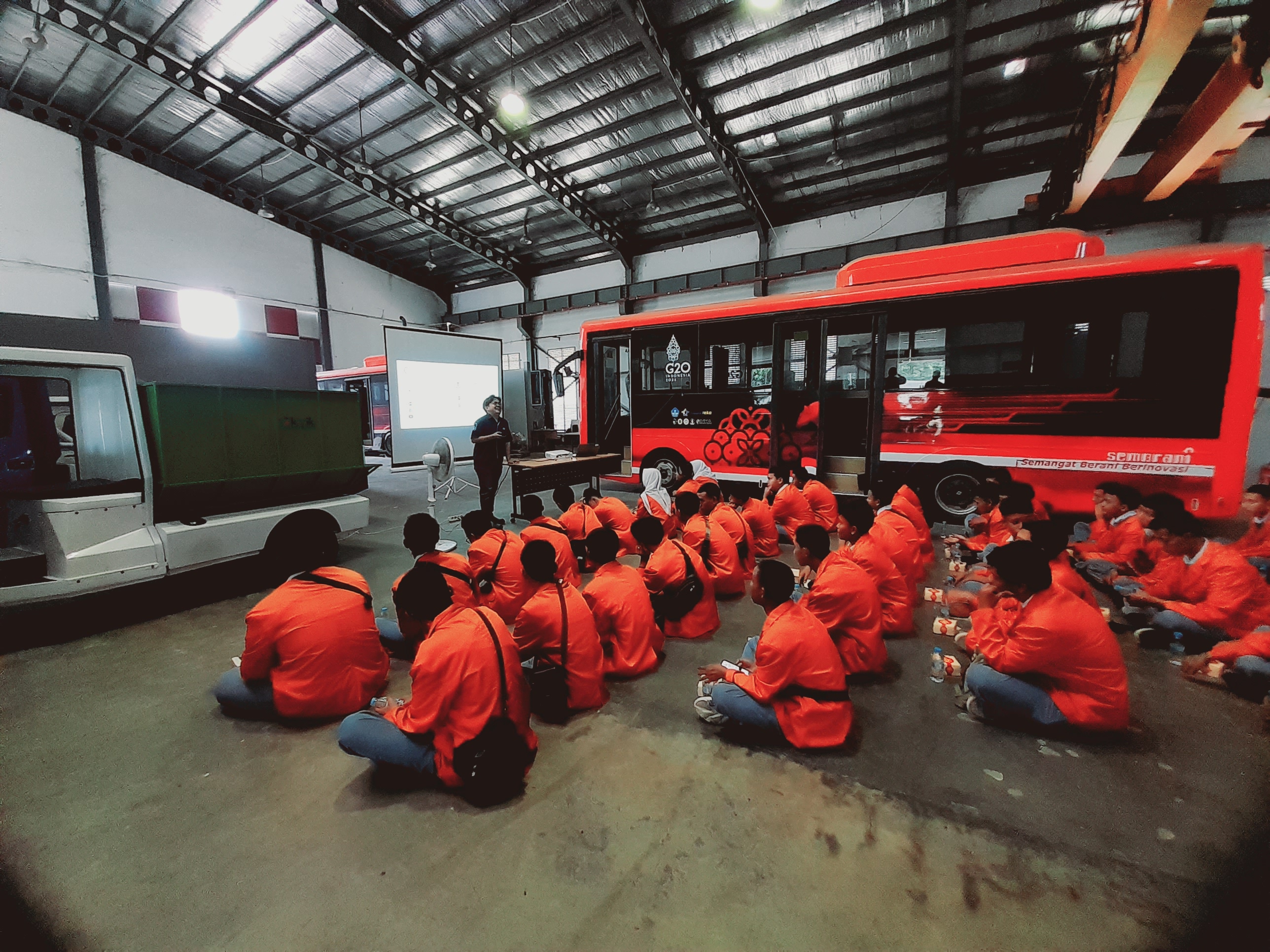 Kunjungan Industri jurusan Teknik Otomotif di ITS Surabaya 1